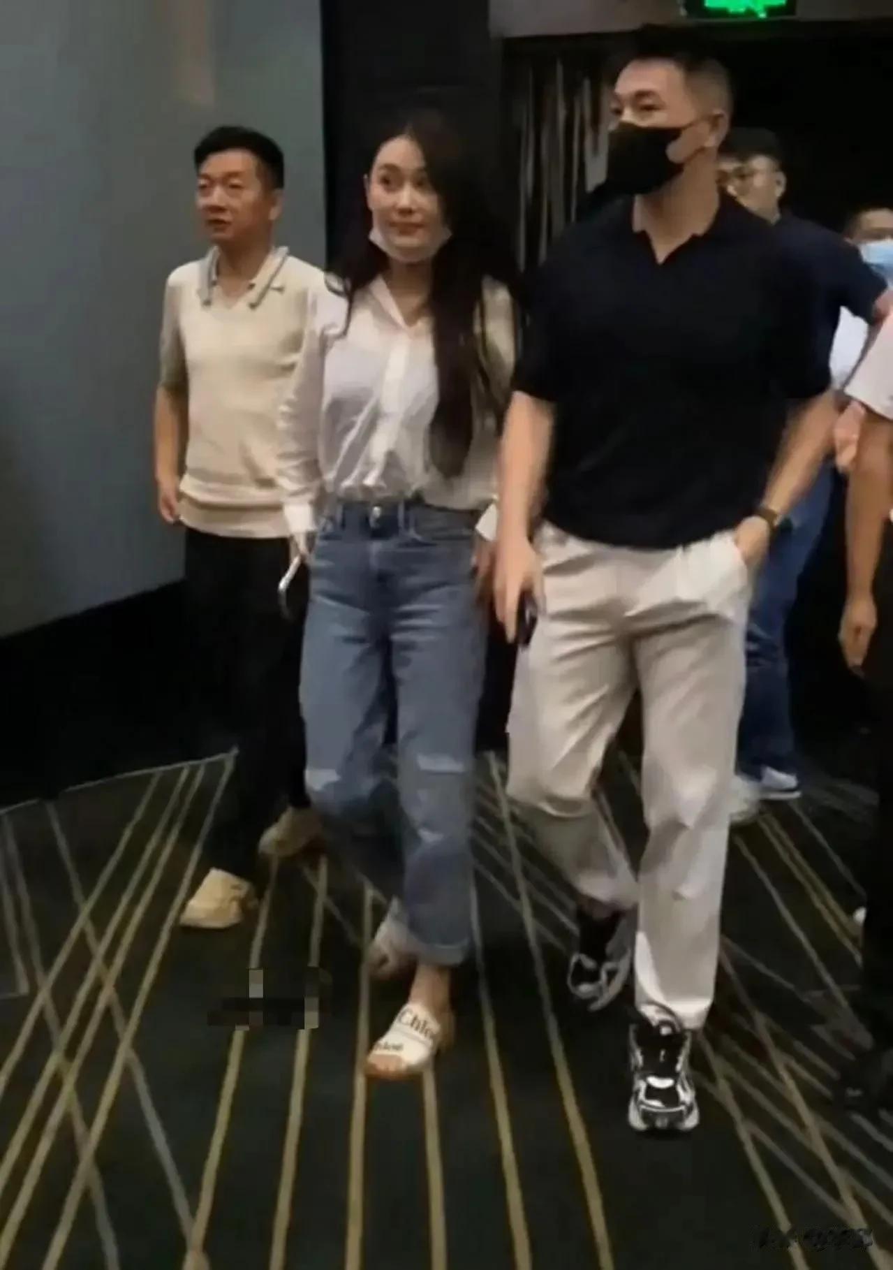 6月23日，张馨予与她的帅气老公何捷，受到王宝强之邀，参加电影《八角笼中》的首映