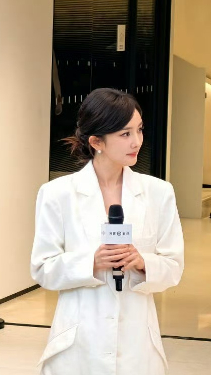 啊呜谁懂这张的精英感[抓狂][抓狂][抓狂] ​​​