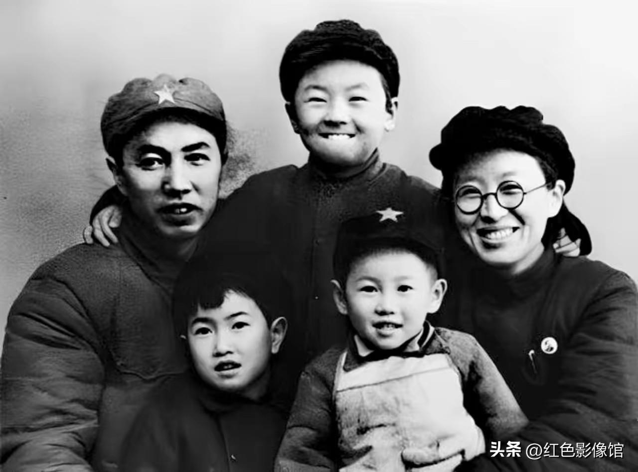 这是方志纯与妻子朱旦华的全家合影，朱旦华是毛泽民烈士遗孀。一家五人身着朴素军装，