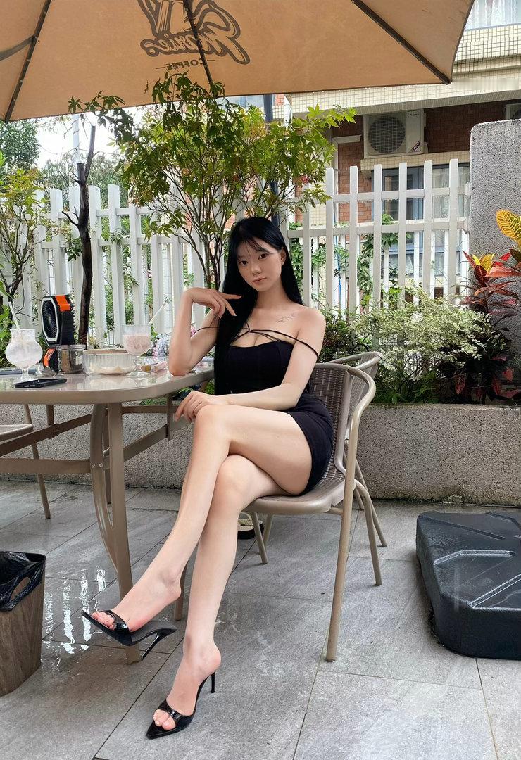 丰满强壮的大腿可以支撑我们走过很远很远的路，不要因此感到自卑 玉林