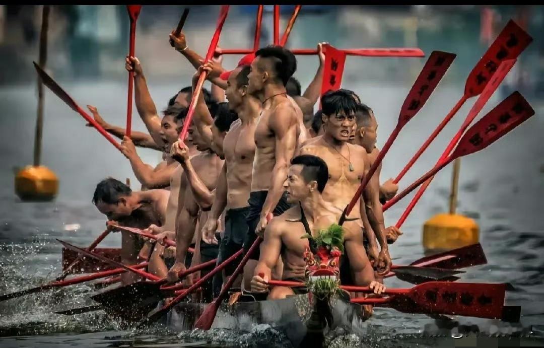 这股滚烫的男儿劲，才是该推崇的主流模样
 
刷到这张龙舟图瞬间被震撼，一群汉子顶