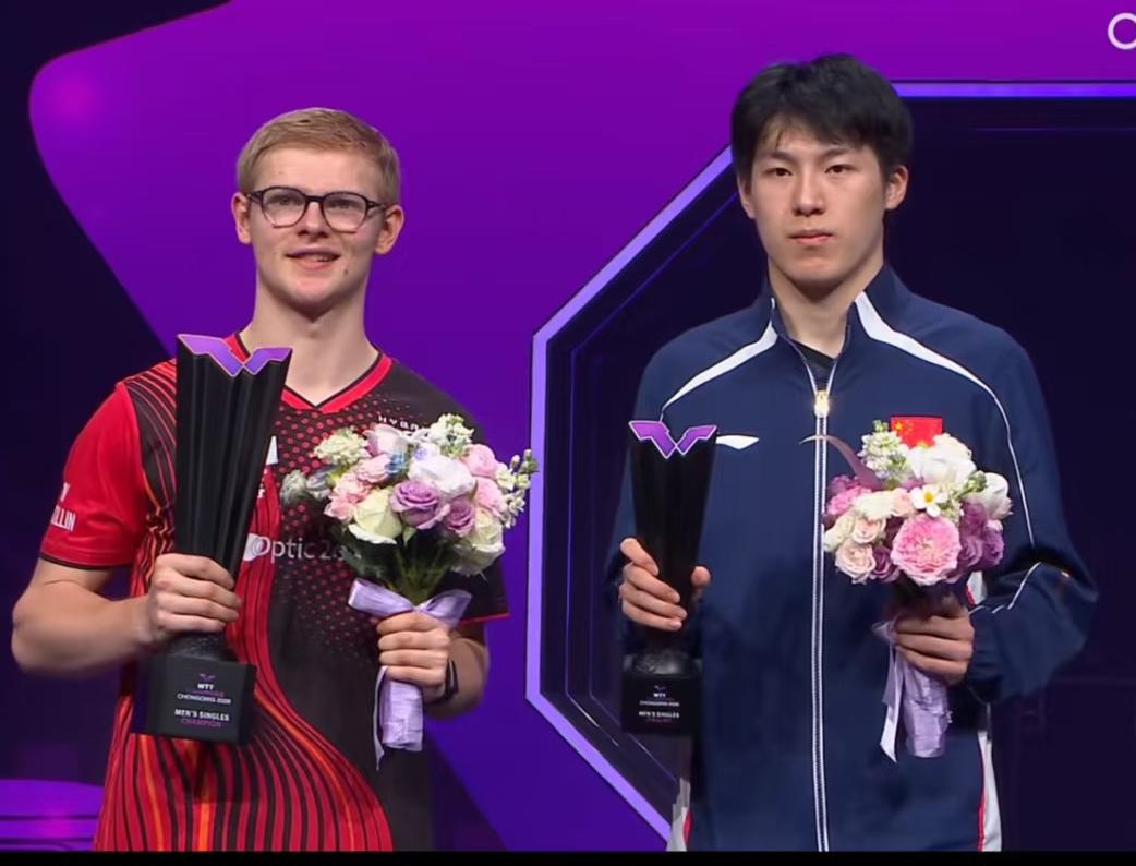 侯英超老师谈温瑞博夺得亚军，领奖台上一脸不开心：
“恭喜温瑞博夺得重庆冠军赛亚军