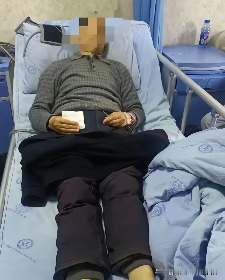 上海一60岁已婚男子，私会35岁情人吃饭唱歌，
归途起争执，情人骑共享单车离开。