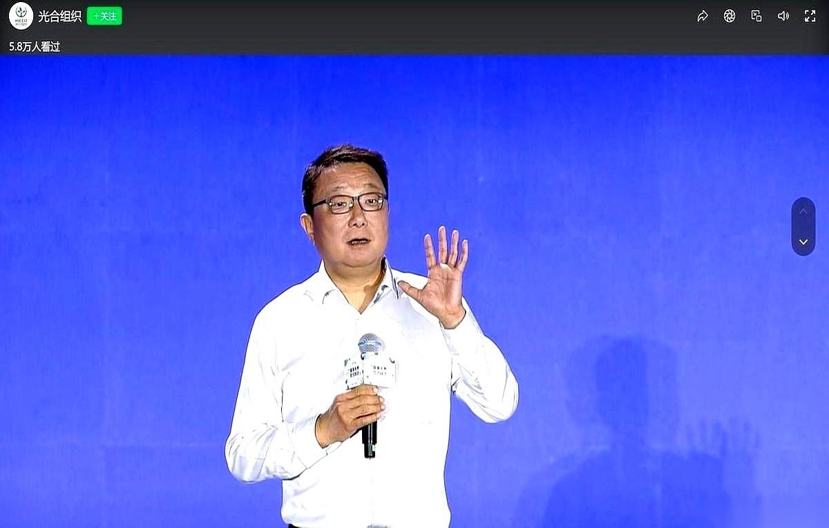 三十年前，咱们用人家的超算，得在个“玻璃房”里。
你碰一下机器外壳，都算你输。所