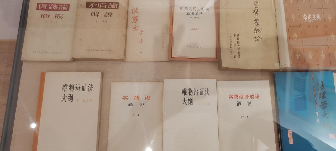 石阶上的叩问
武大校园深处的李达故居，静默如一本合上的书。青砖墙上攀着常青藤，阳