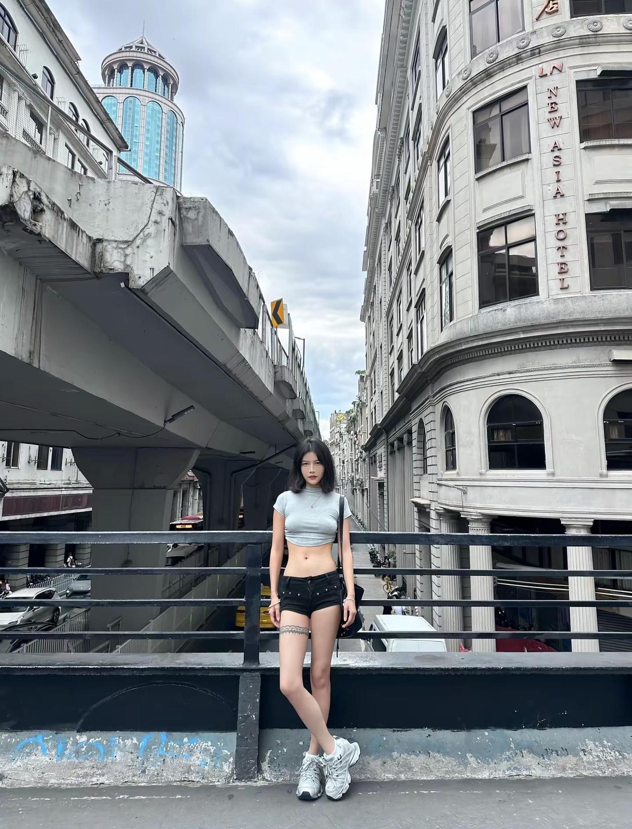 两手空空 才能无限拥有。ootd穿搭拍照 广州天桥