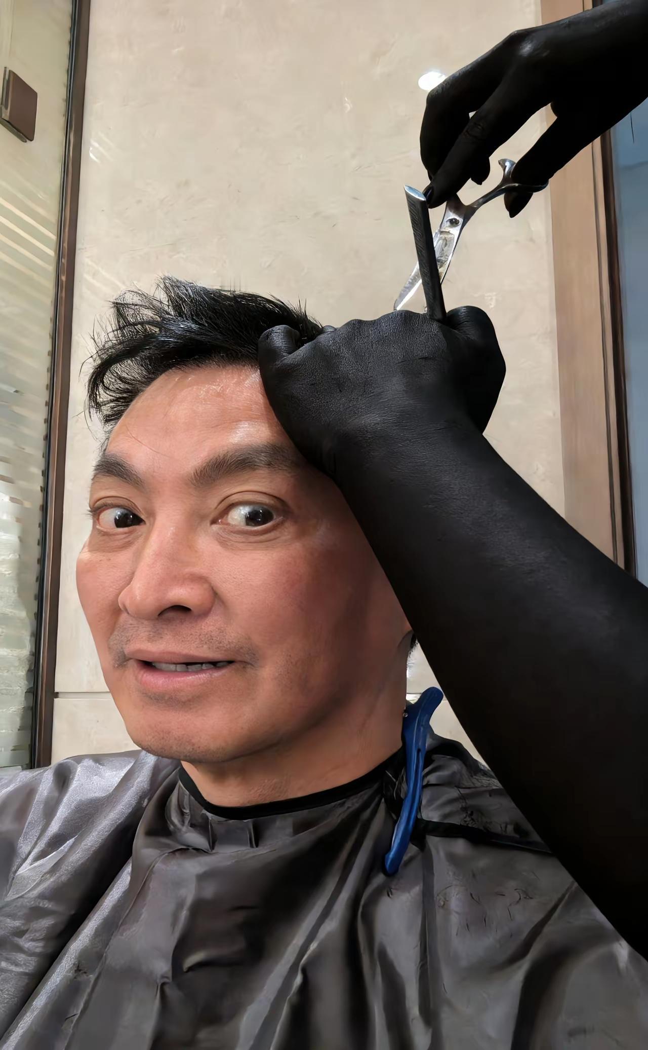 这是一个曾经火遍大街小巷的演员，
但是变化太大了，
如果不说名字，
我相信百分之