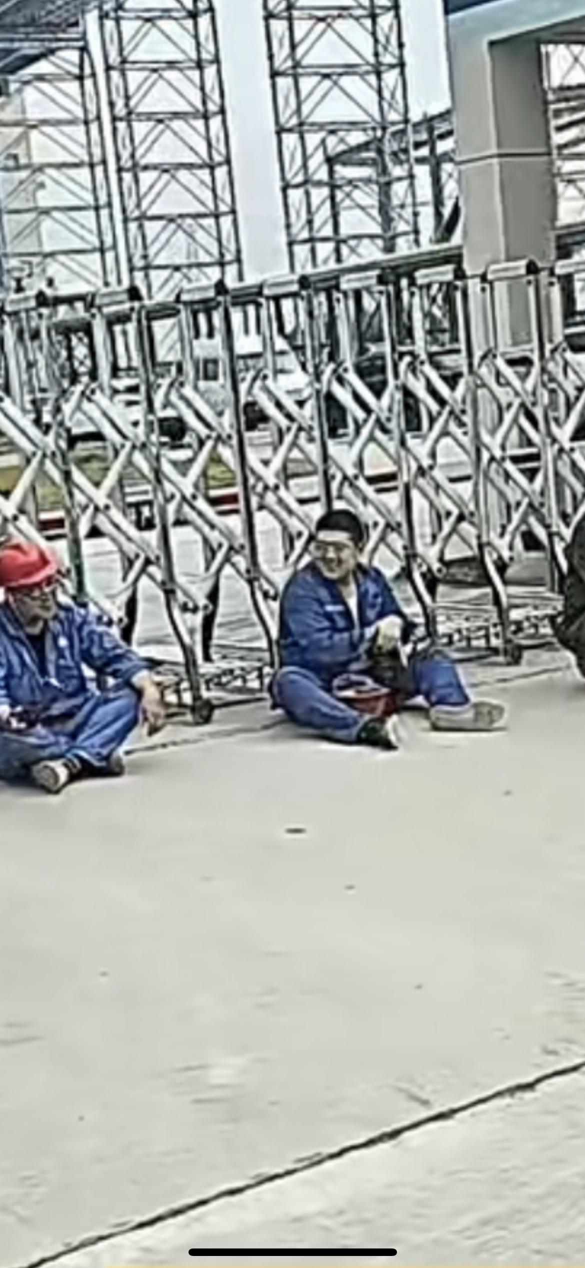 12月2日，广西一公司让员工放弃自由 ，近日，广西某公司悬挂“进入厂区，请自觉放