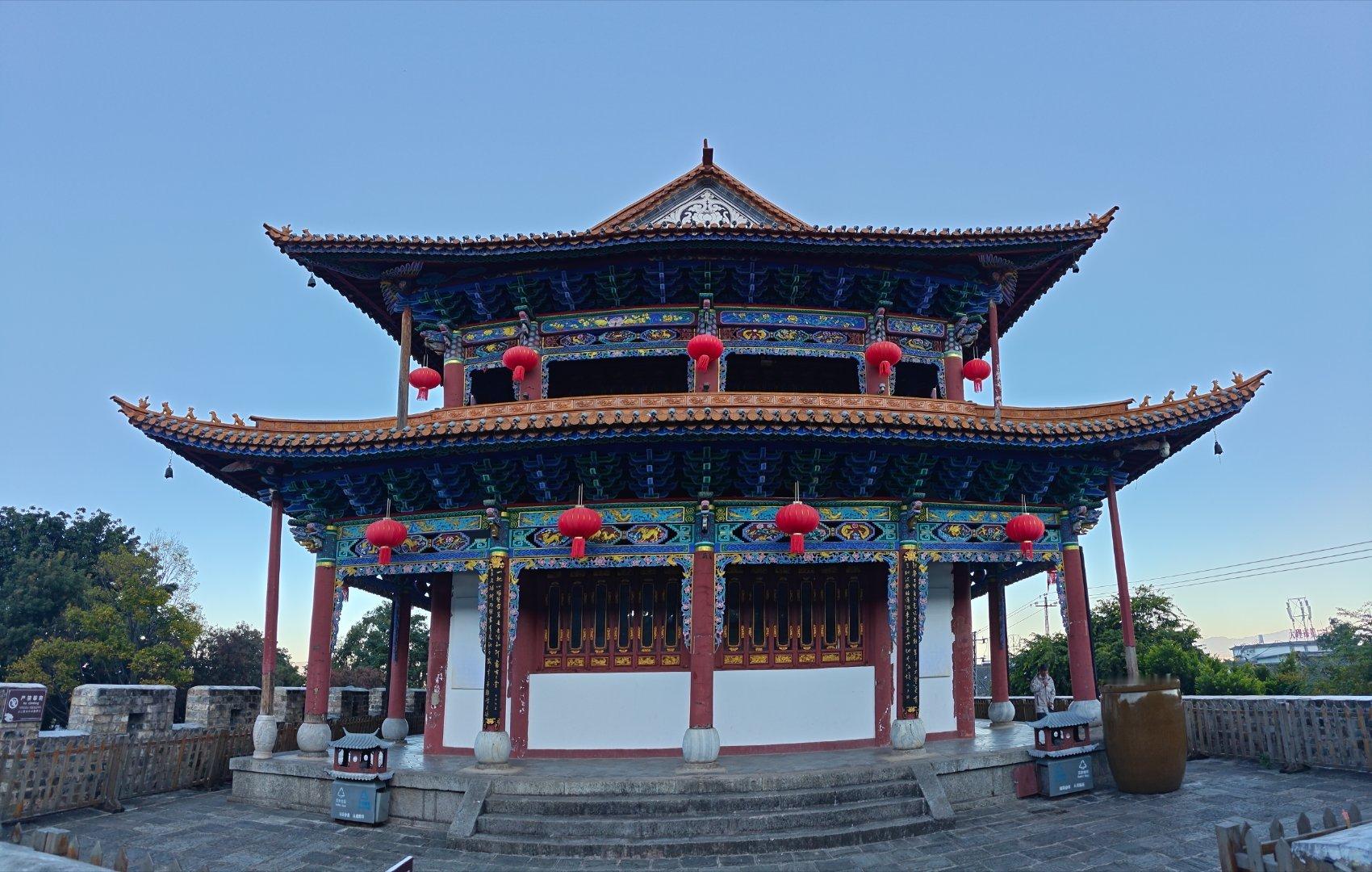 学了一句云南话，瞎xiá包意思是下班，刚才去一个城楼，然后那个保安师傅一直跟我说