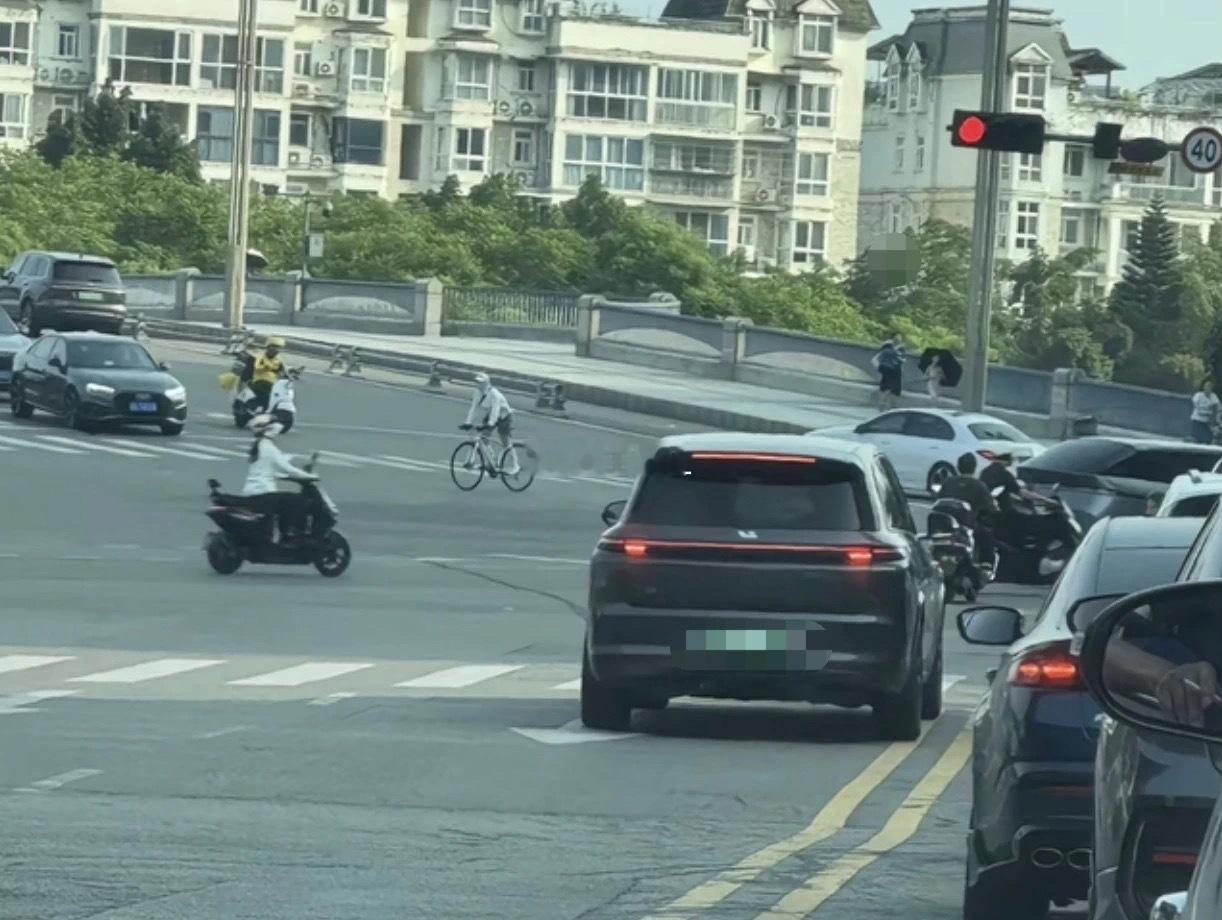 我觉得这是一场“有组织，有预谋”的黑公关。 ​​​