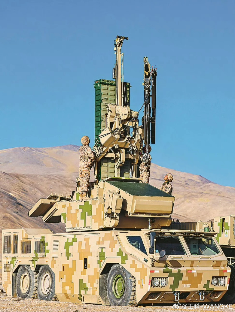 导弹吊装作业 ！ 