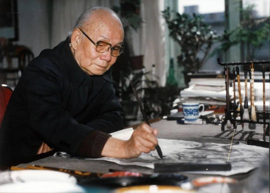 李可染拜师齐白石
说起中国画，李可染和齐白石这两位，是绕不开的名字。他们一老一少