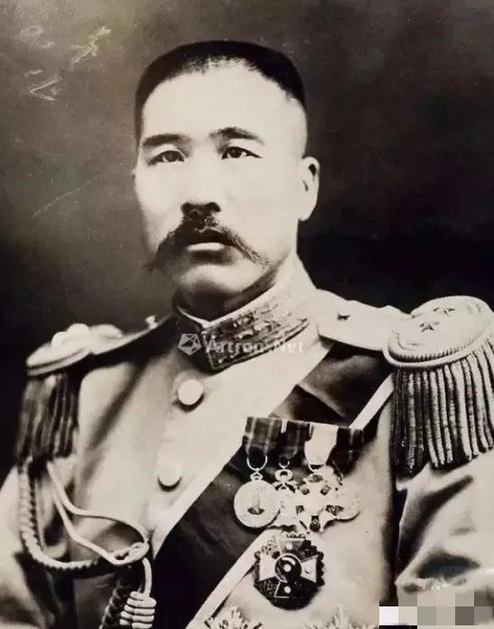 上世纪二十年代，张宗昌发现妻子与一个瘸子通奸，气得火冒三丈，提起枪就要发作，突然