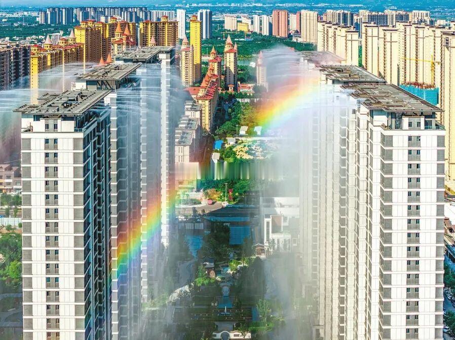 山西一小区楼顶降温喷雾走红海外   7月1日，外交部发言人毛宁在海外社交平台发布
