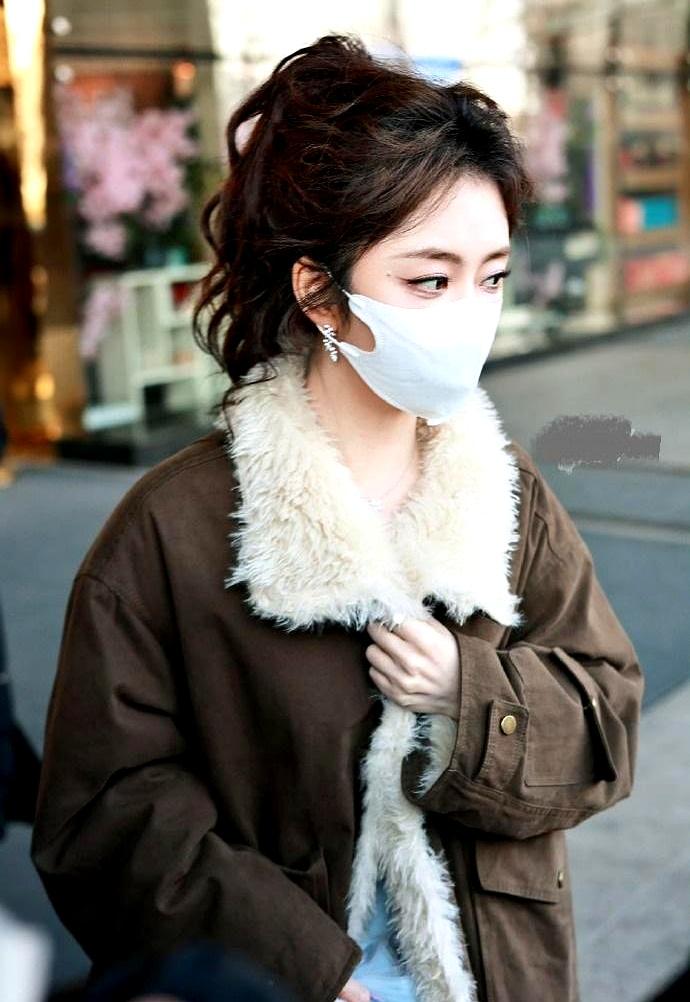 谭松韵这次在北京的亮相，属实是给所谓的“名媛风”上了一课。
瞧瞧这身行头，棕色大