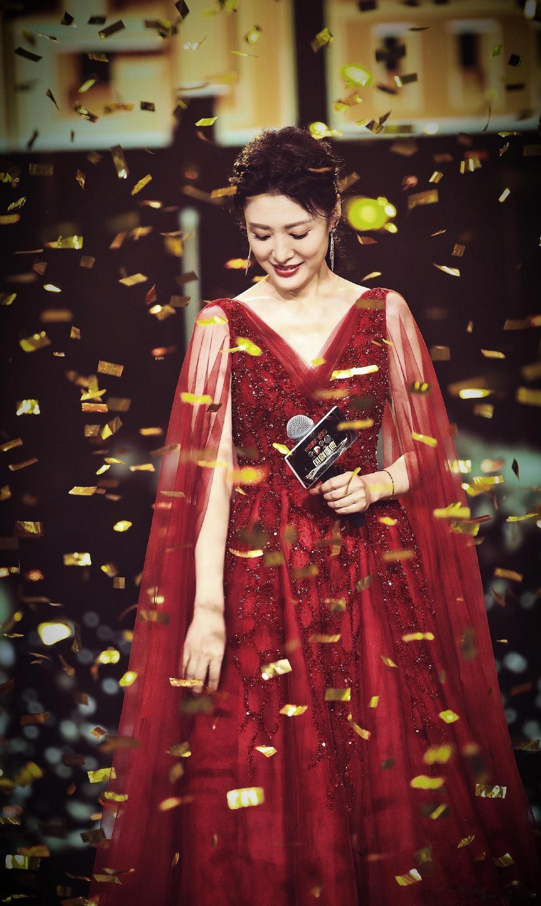 周涛被追着怼脸拍 停车场里被一男一女代拍围堵怼脸拍，三个在场粉丝都被吓傻了，上前