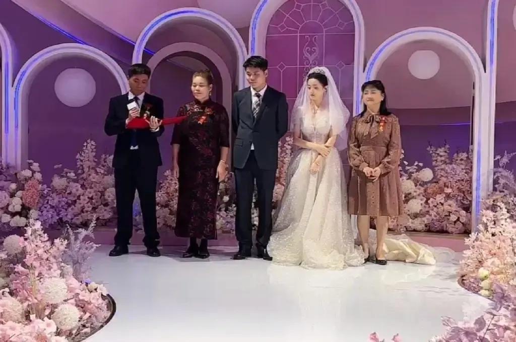 当年英雄联盟OMG战队上单，大哥Gogoing结婚了，祝福！
不知道小苍现在在哪