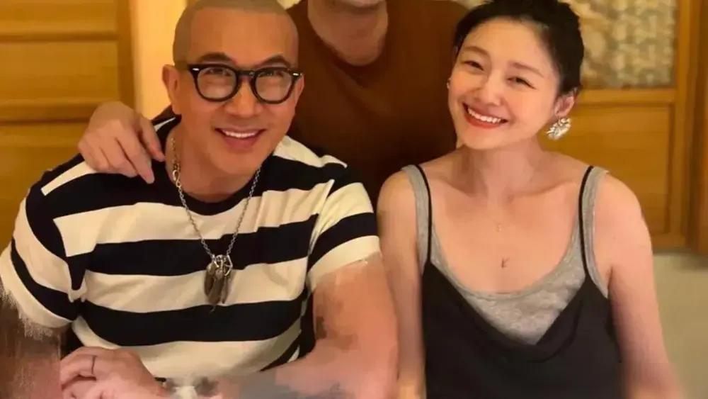 看来小曲线如今是长记性也学聪明了？前阵子接受记者采访的时候，记者问她：最近大S的