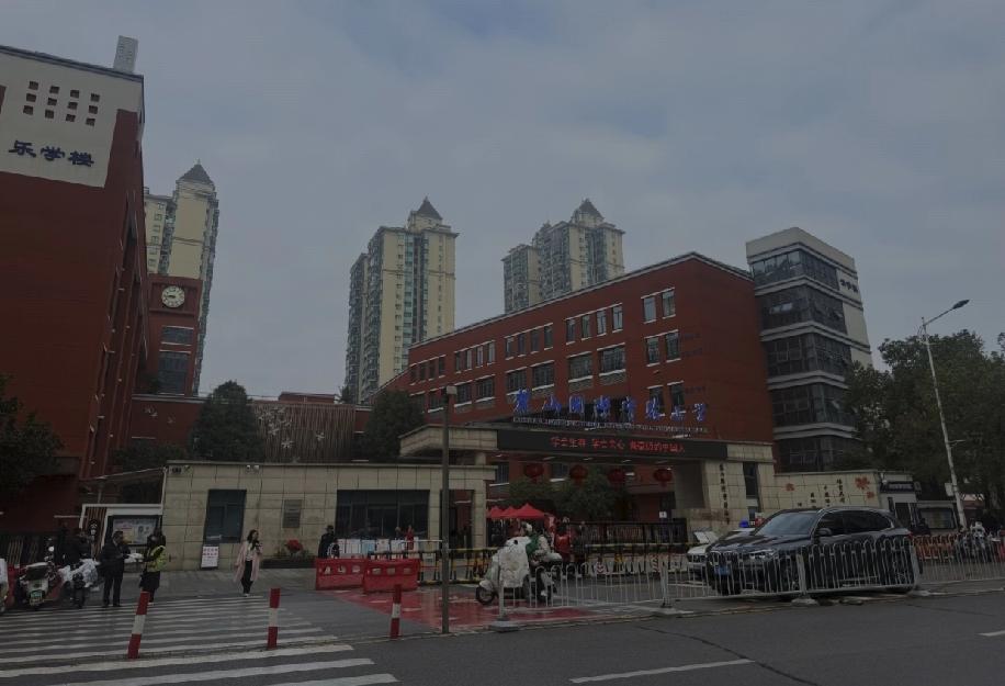 开学这天出来发托管的传单，发现发传单的人比来的学生家长还多，现在托管行业是越来越