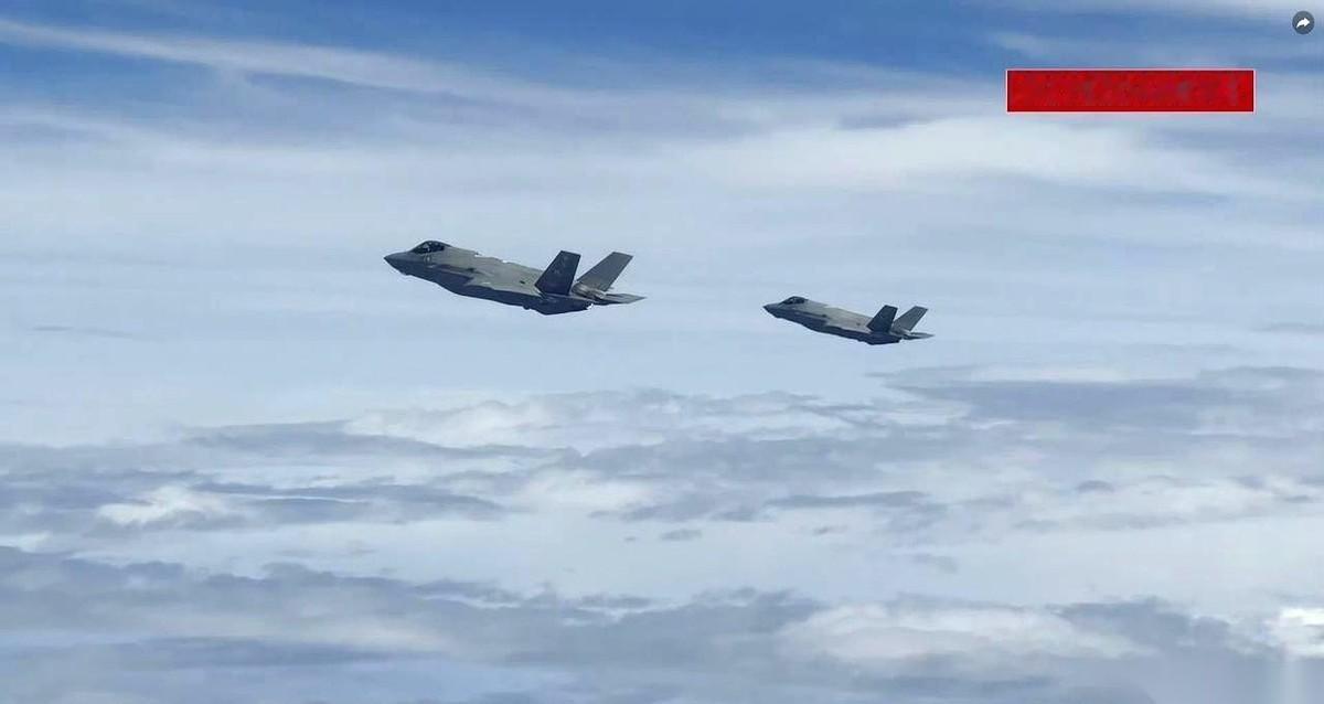 俄罗斯电视台放出一段画面，西太平洋上空，一架美军F-35A战斗机，像一枚黑色的飞