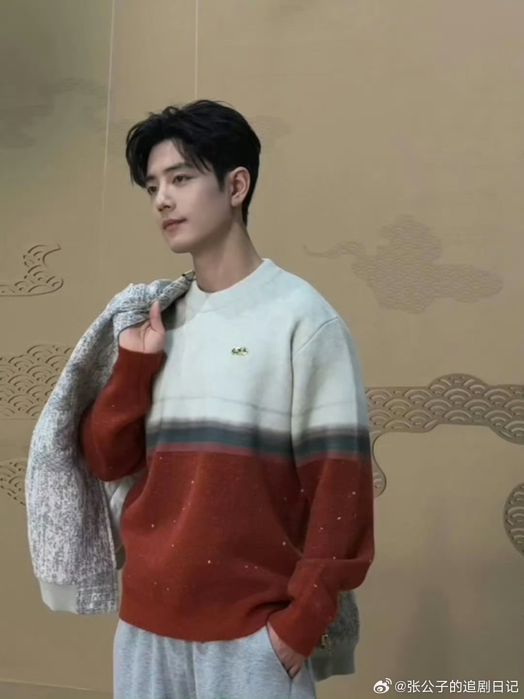 肖战高质量冬日暖男 凛冽冬日缺份暖意？看肖战！温柔穿搭衬出暖男质感，浅笑比暖阳还