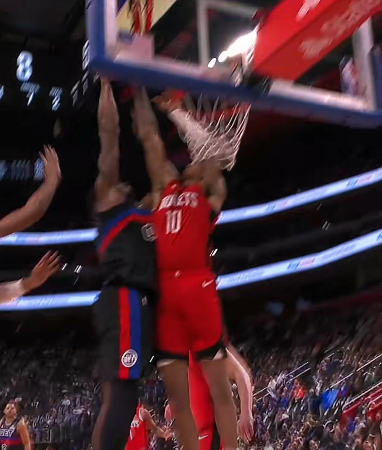 小贾今天11分10篮板3助攻2抢断2封盖唯一可拿的出手的亮点是在防守端补防必进球