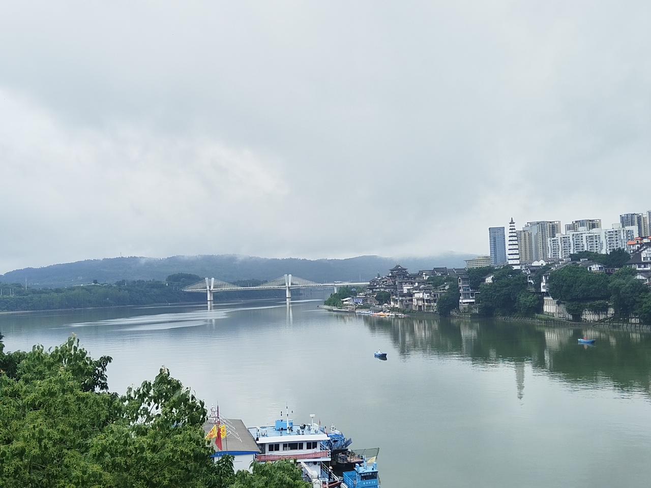 山河古合州，细雨洗江流！