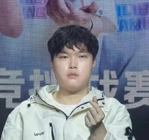 Bin拒绝休假！！！看来是真想今年世界赛出成绩了，如果今年Bin能带BLG夺得S