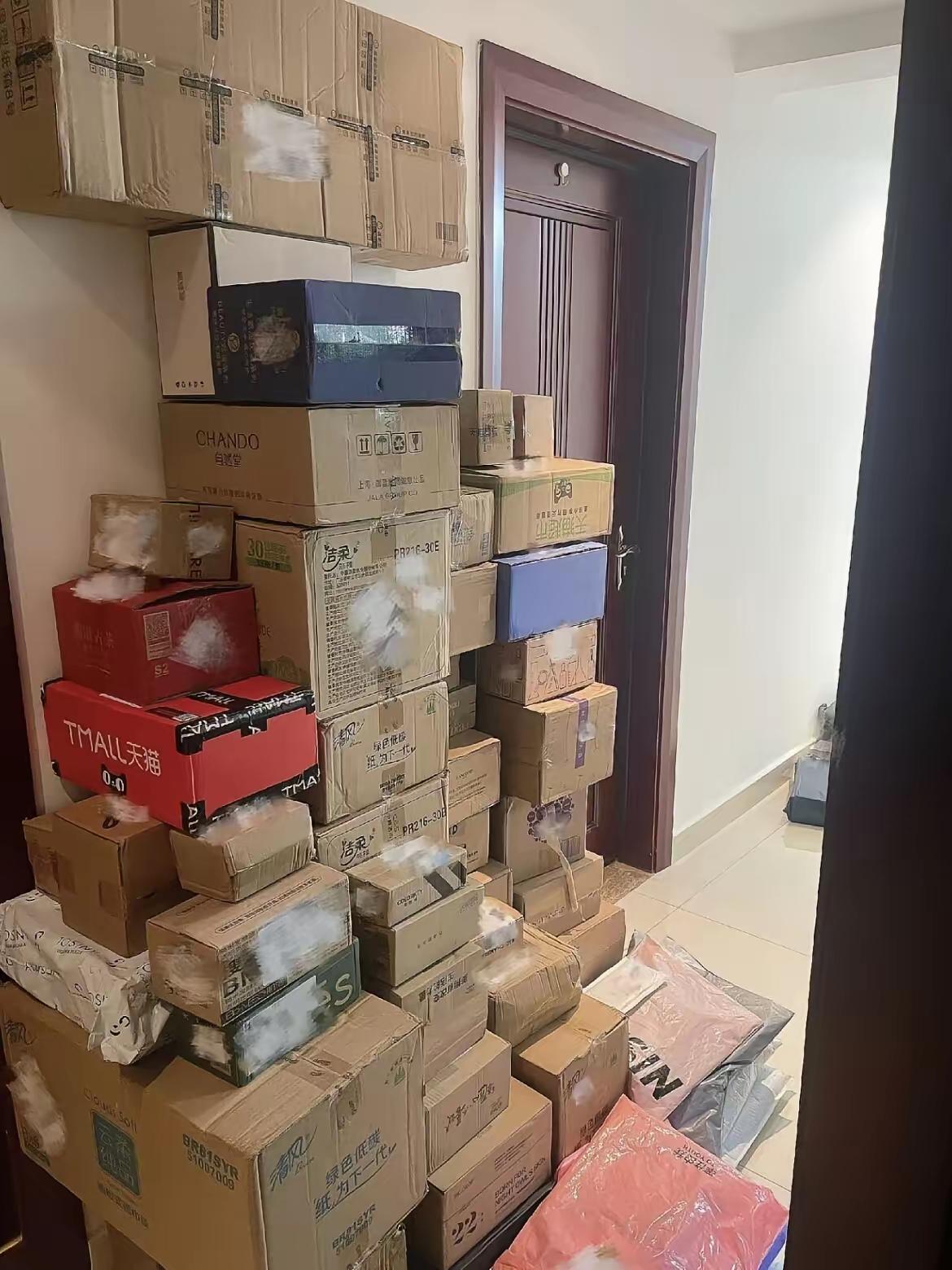 儿子失业开了家零食很忙
​我儿子今年41岁，在一家互联网公司干了7年，去年年底被
