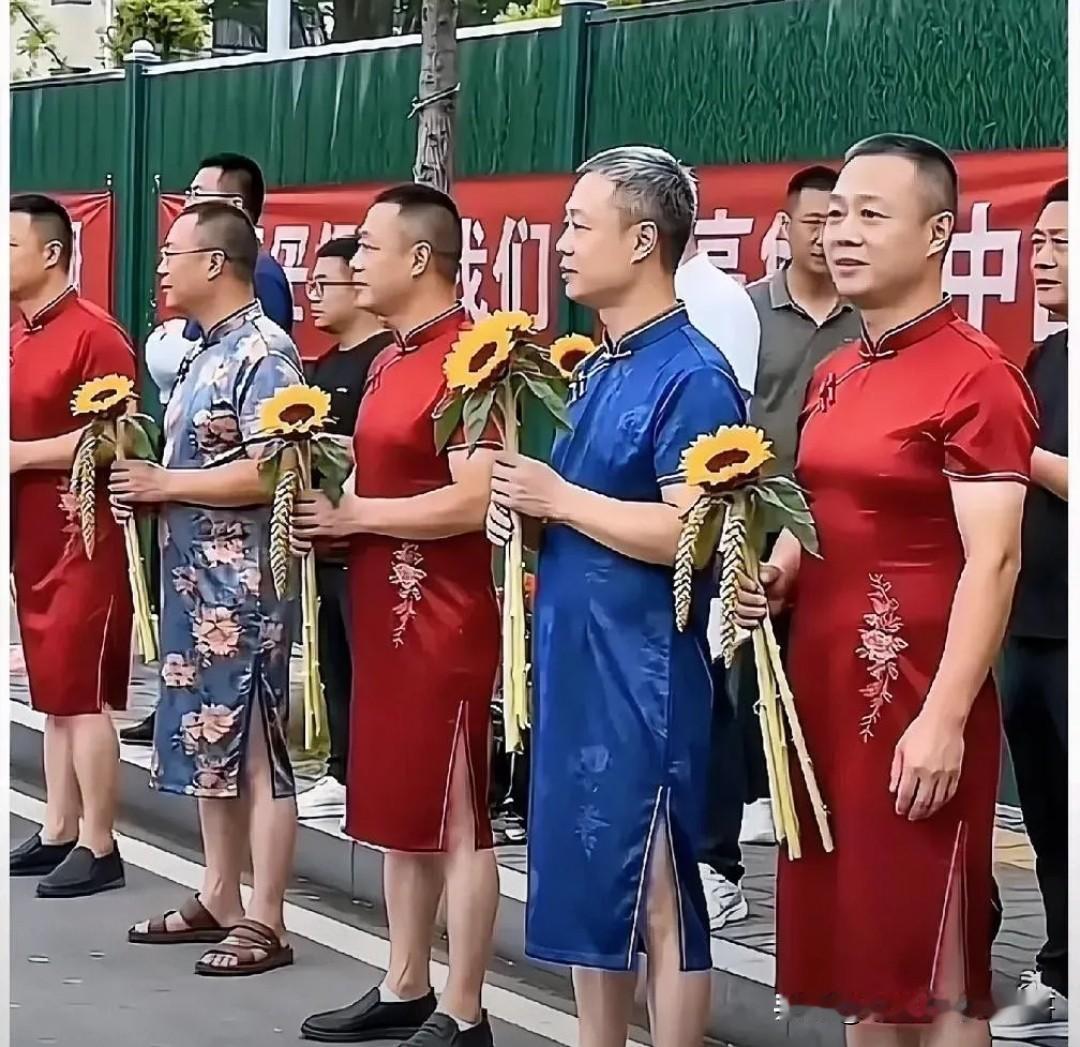今年高考场外的氛围，比往年安静太多，往年的热闹阵仗我还记着呢。

去年不少家长扎