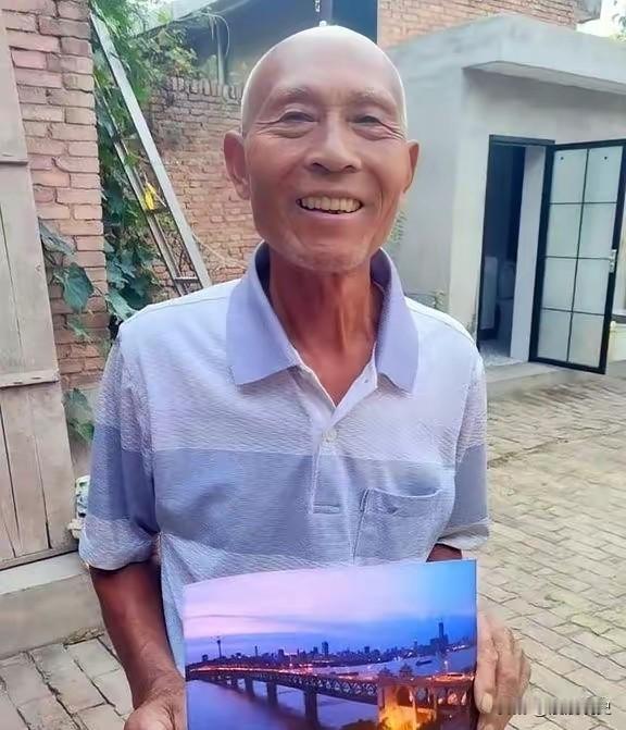 75岁老兵骑行千里赴约：一句50年前的话，他用一生兑现承诺
 
令人泪目！西安7