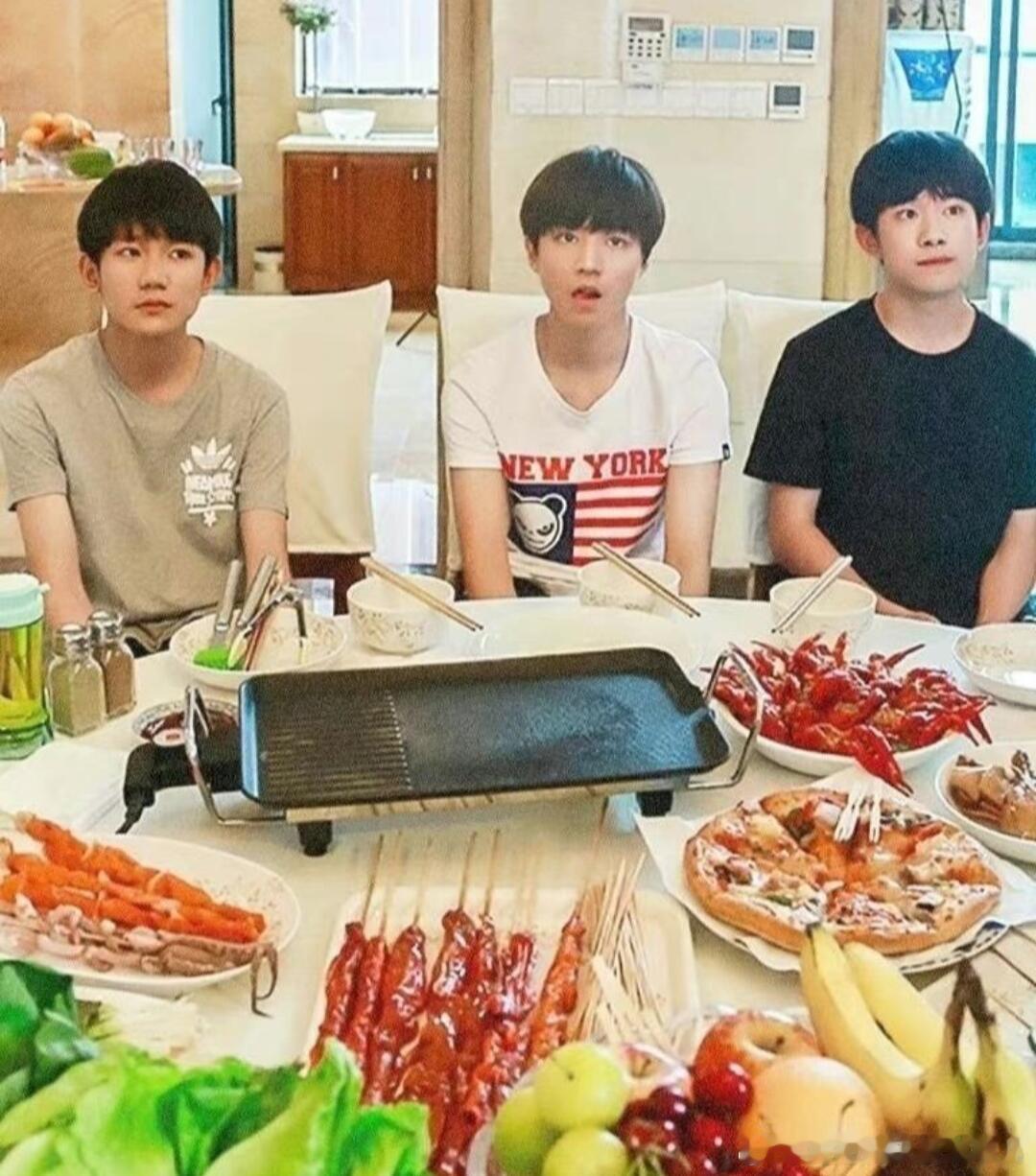 TFBOYS北京ip  TFBOYS[超话]  别猜！别问！问就是肯定一起聚会吃