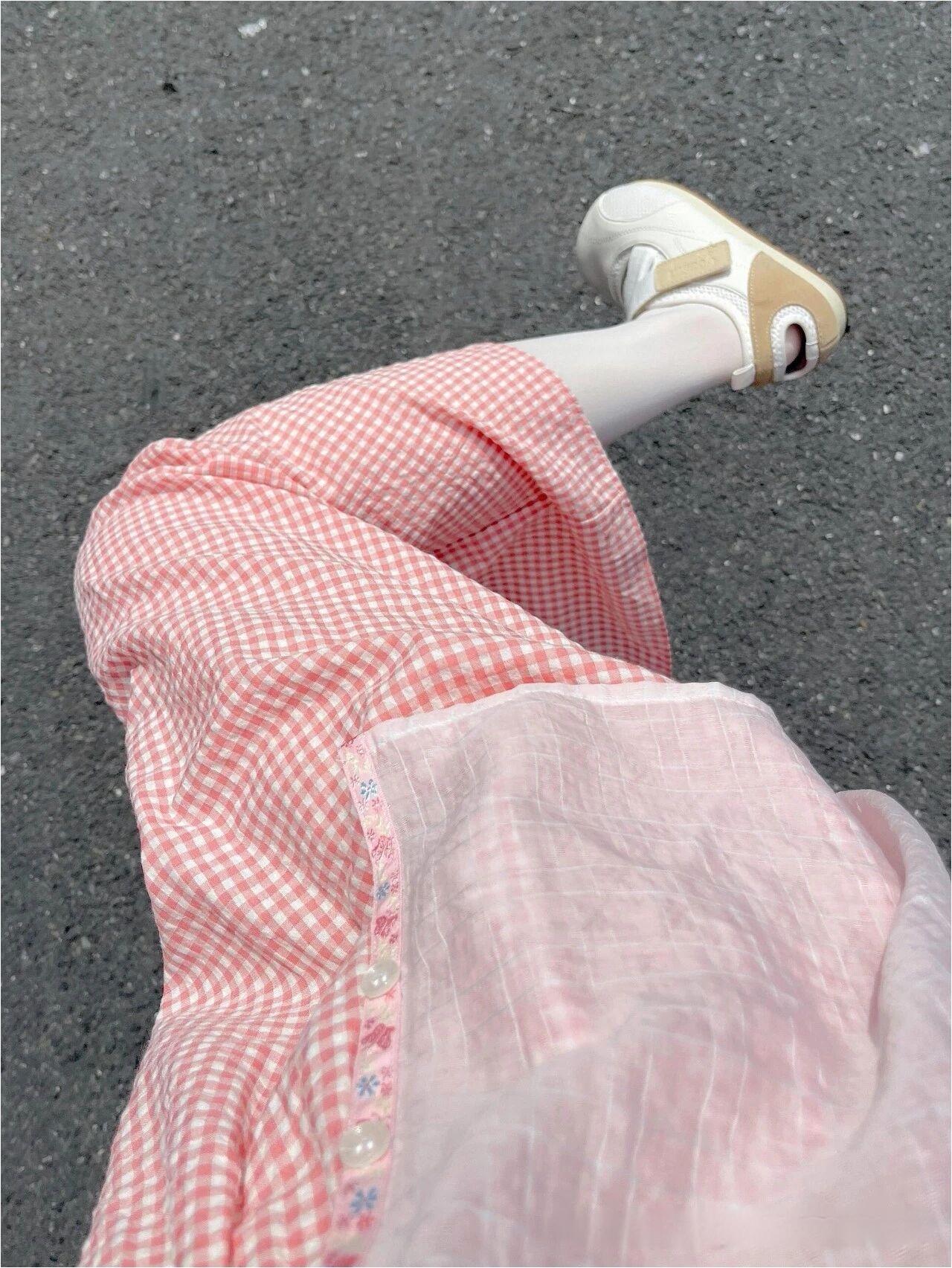 粉格子裙承包了整个夏天的温柔✨
软乎乎的面料配上舒服的小鞋子，走在路上风都是甜甜