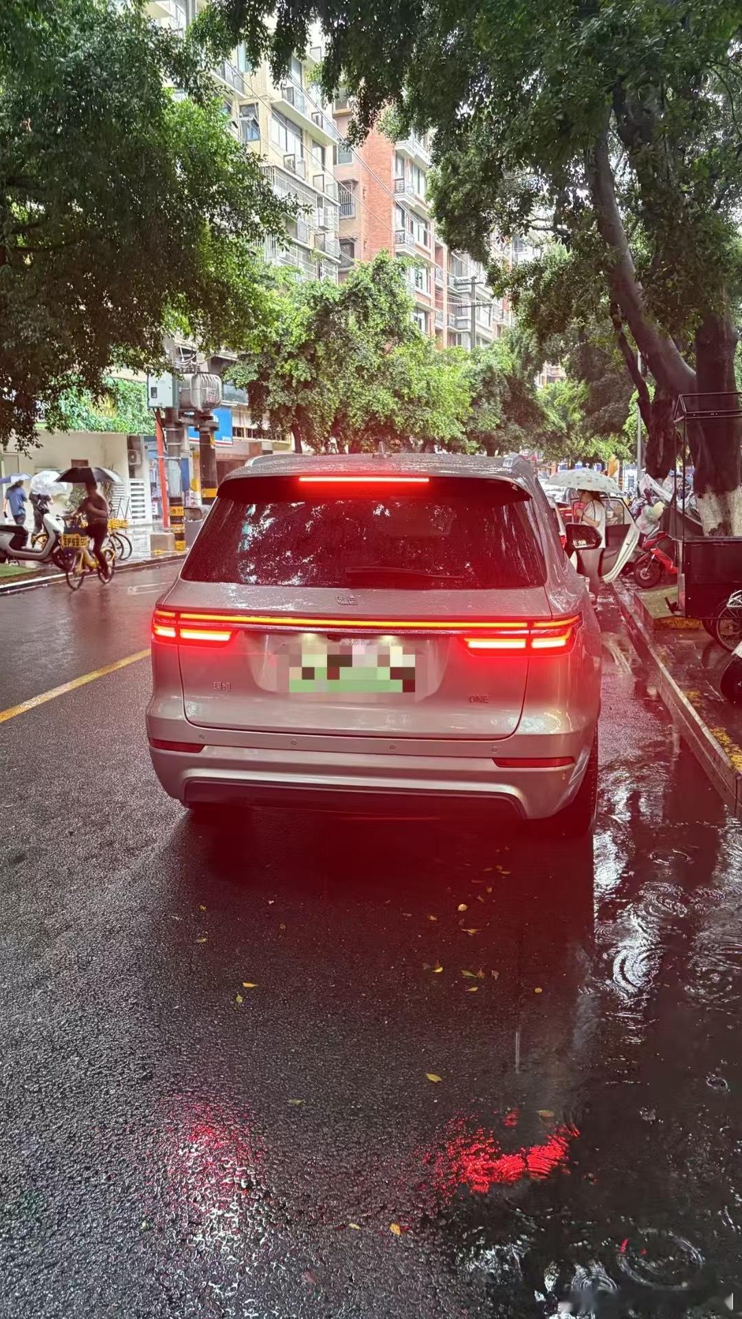 很奇怪！不管是视频还是头条新闻，这几天都是关于理想车主乱停车，乱开车。说实话乱停