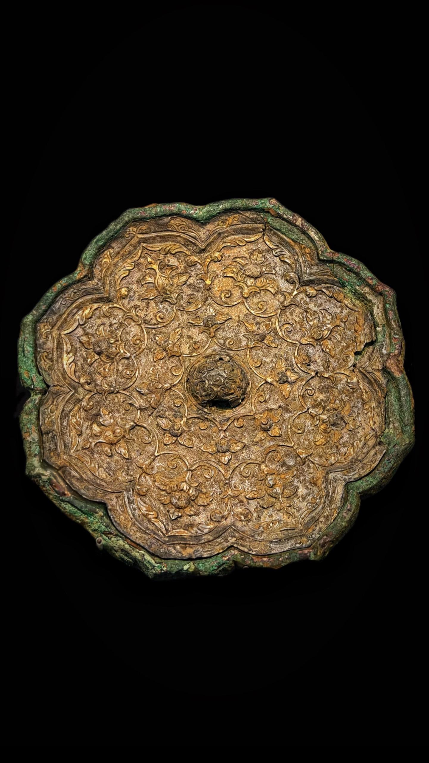 唐代· 贴银壳鎏金宝相花铜镜。嫁时明镜老犹在，黄金镂画双凤背——唐· ...