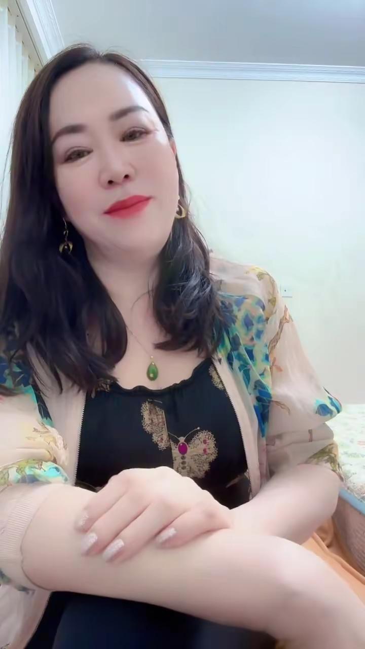 这样的身材你喜欢吗笑容最治愈的女孩微胖女生