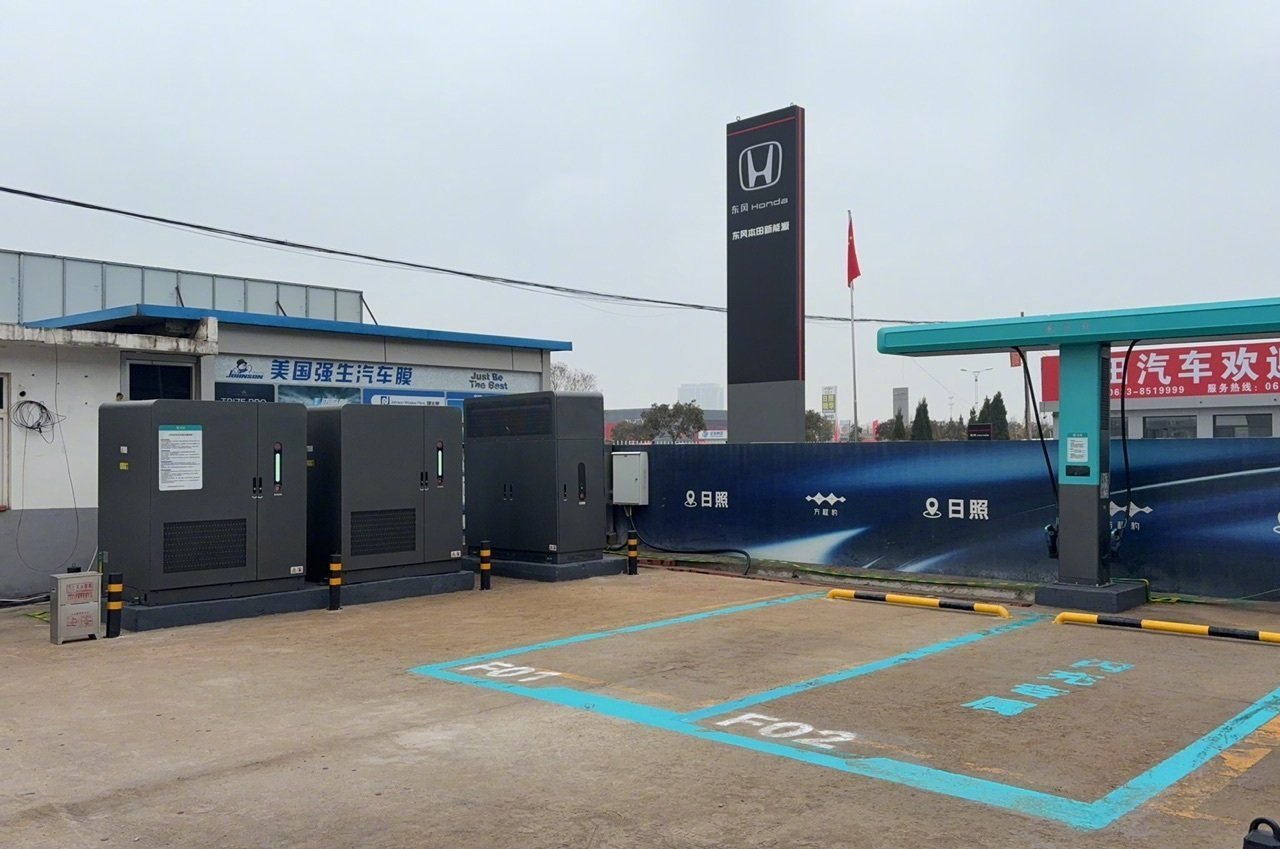 比亚迪闪充站建设真的猛你去服务区充电，游戏还没打一把，电就满了。这就是比亚迪闪充