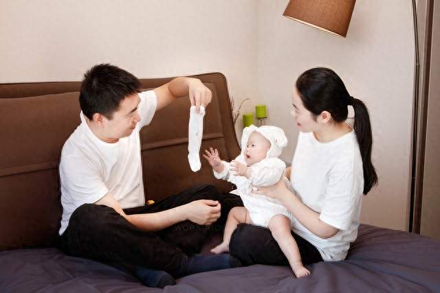 前夫每周来看儿子都住一晚，住着住着，我们睡回了同一间卧室