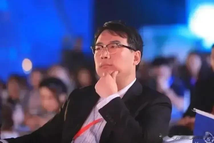 说实话，这段时间我对老储有点意见
主要原因是，他出版了一本
《权力之路：36面透