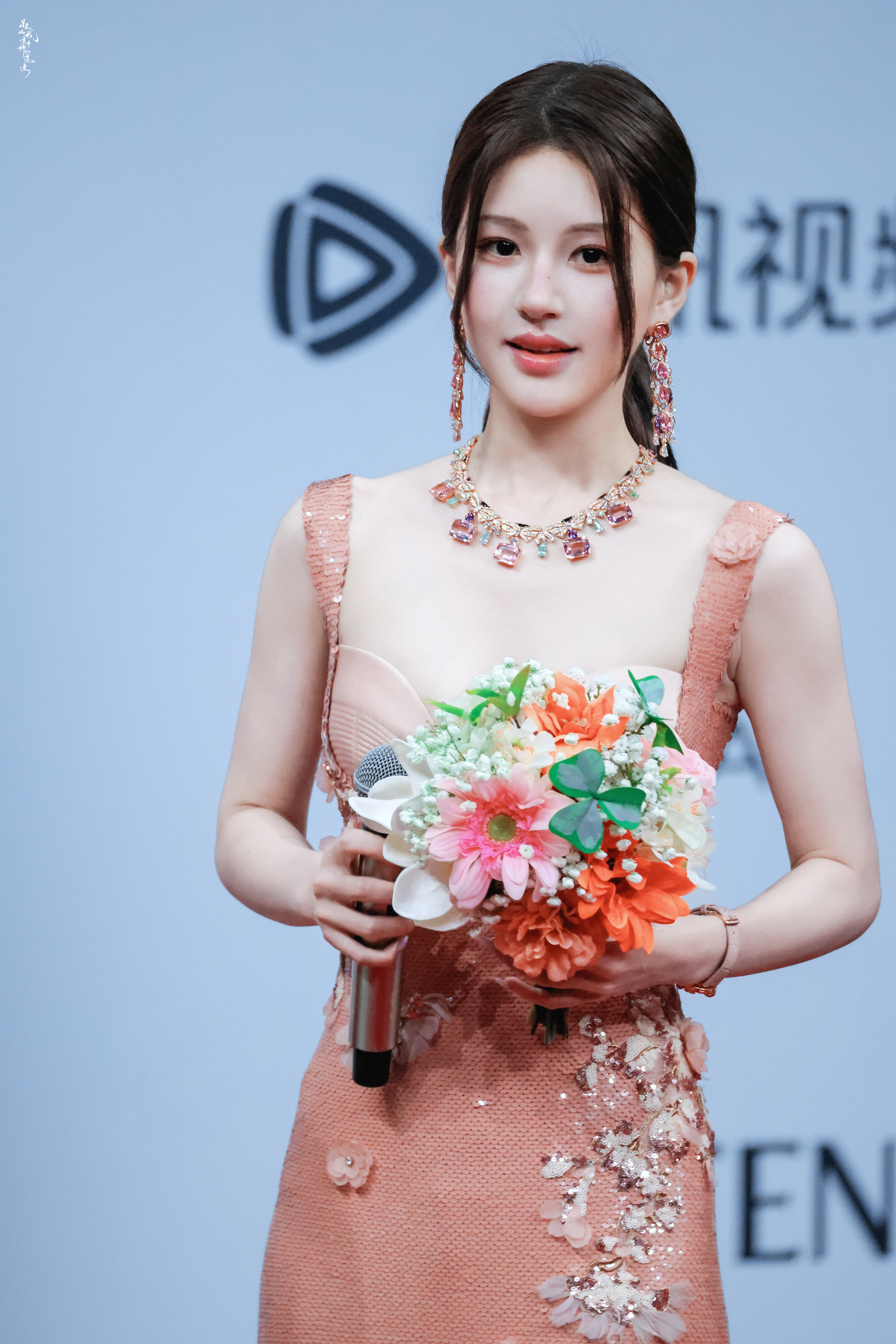 吴露可逃  “在极有限的时间里，我把天秤另一端的回忆赋予了爱的力量。”—𝟏𝟐