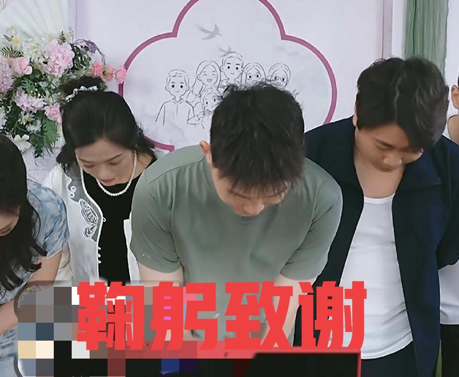 许健华开播在线1万加 现场鞠躬致谢
谢浩男战友阿琨现场助力1段话很感人
带货产品