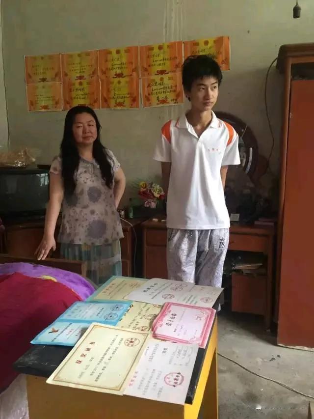 庞众望，一路走来帅哒哒，帅在外表，帅在才华，帅在品性，他是怎么看怎么帅。他女朋友