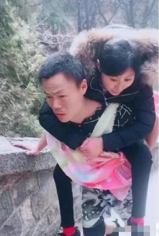 2008年，山东21岁女孩为私奔摔成截瘫，父母放弃，男友不顾反对娶她为妻，10年