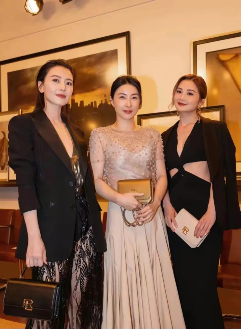 我的妈呀！这颜值，这气势，太霸道了。万万没想到娱乐圈的三个富婆竟然同框了，你知道