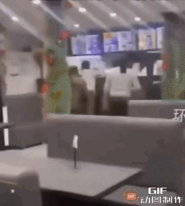 近日，英国的一家餐厅里上演了一场武打大戏！

几名印度人在英国的一家餐厅里，观看