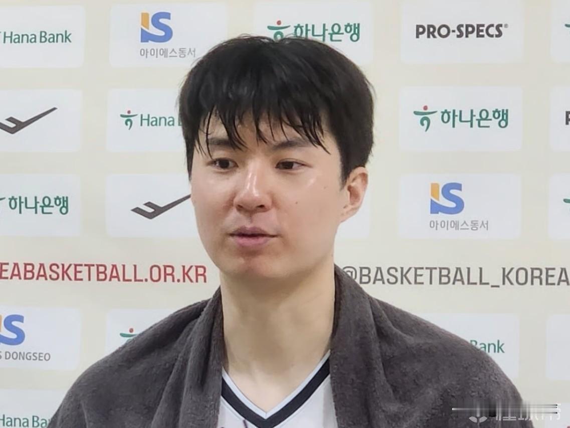 中国男篮遭韩国头号球星羞辱…韩国男篮在世预赛双杀中国队，韩国头号球星李贤重接受采