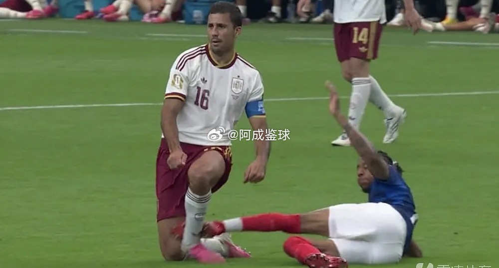 美加墨世界杯半决赛，西班牙2-0击败法国挺进决赛。比赛中，法国队球员奥利塞飞铲罗