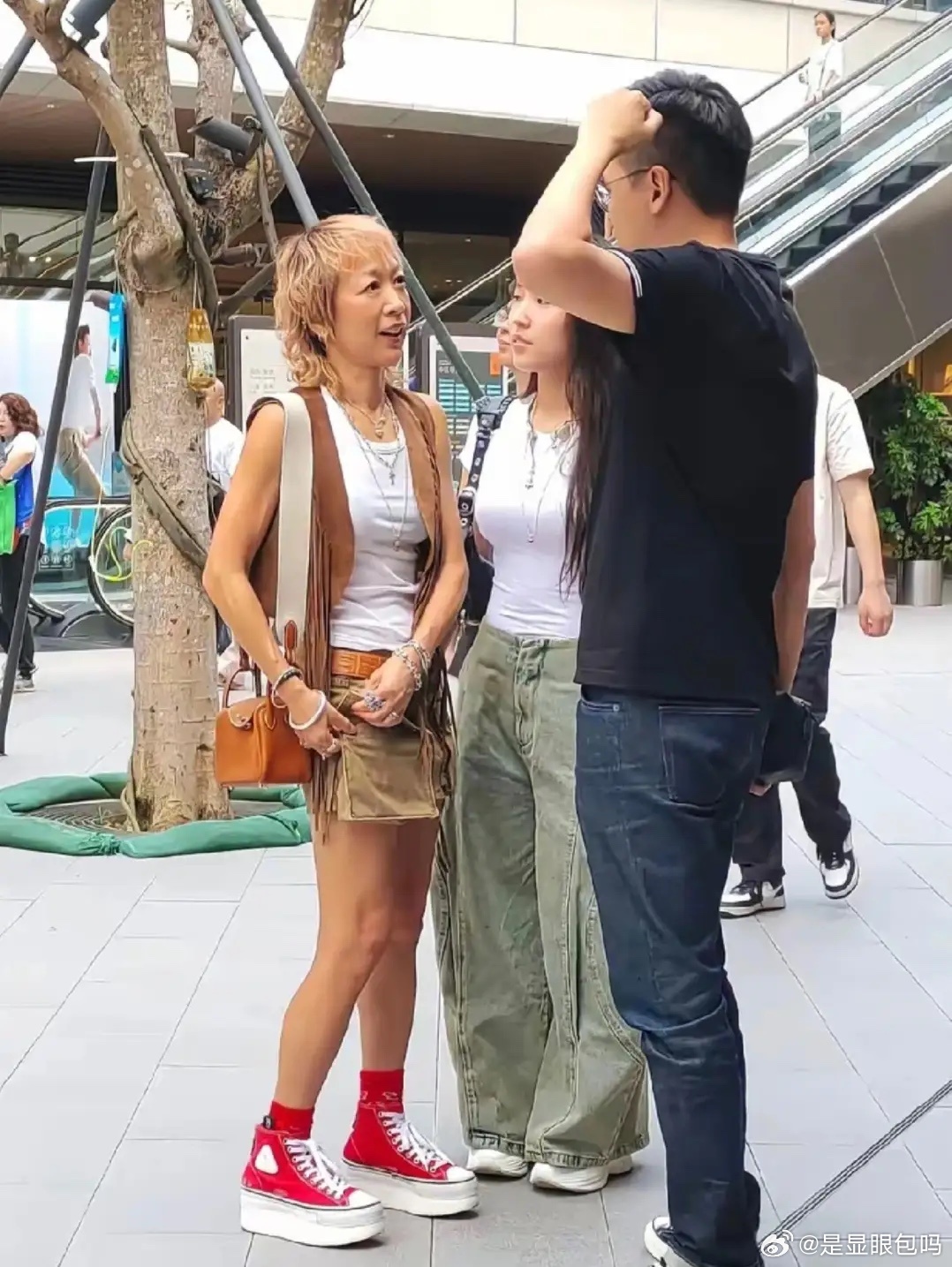 任贤齐和女儿美国被偶遇，父女俩一起买东西，他真是一个好爸爸！ 