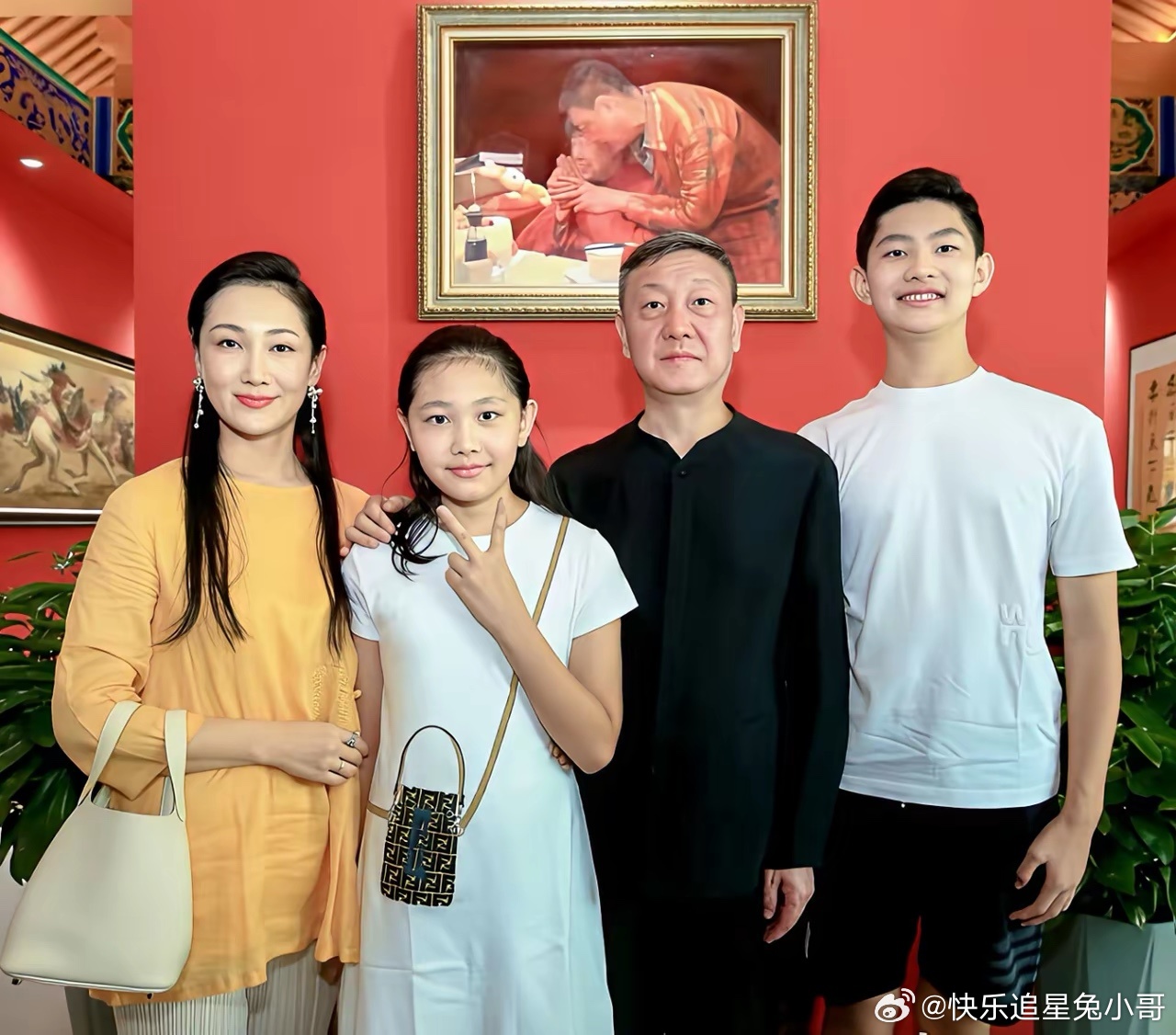 58岁的韩磊近影，瘦太多了，妻子网络十级美颜，和现实差距太大了！ 