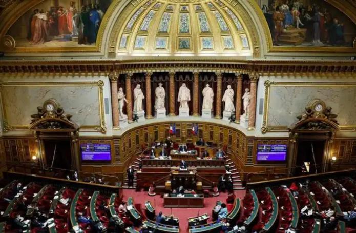 西方制度一个最大的问题就是没有领导负责制！也就是说他们可以胡乱施政，然后留下一个